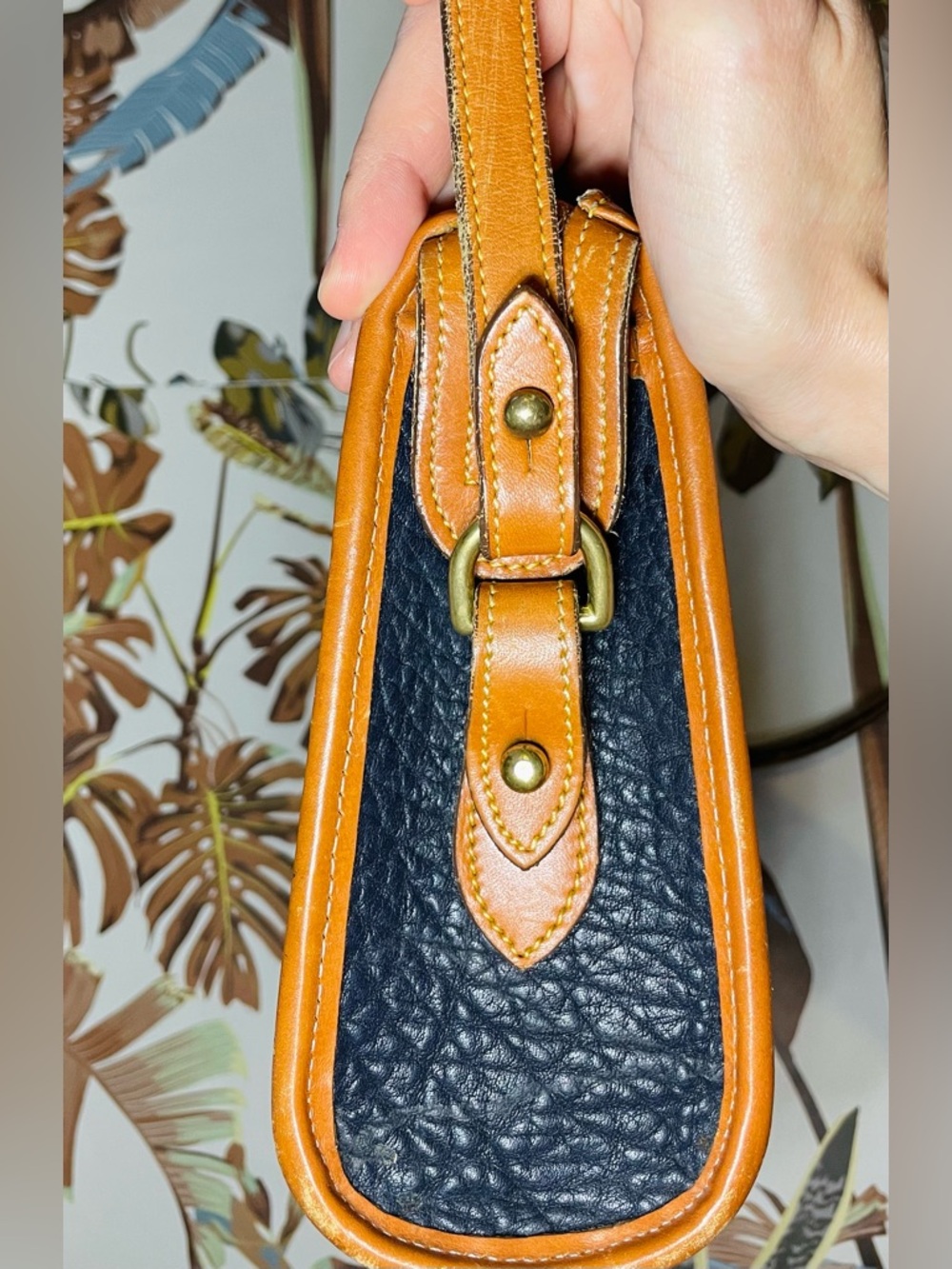 vintage Dooney & Bourke All-Weather Leather crossbody bag - Picture 5 of 12